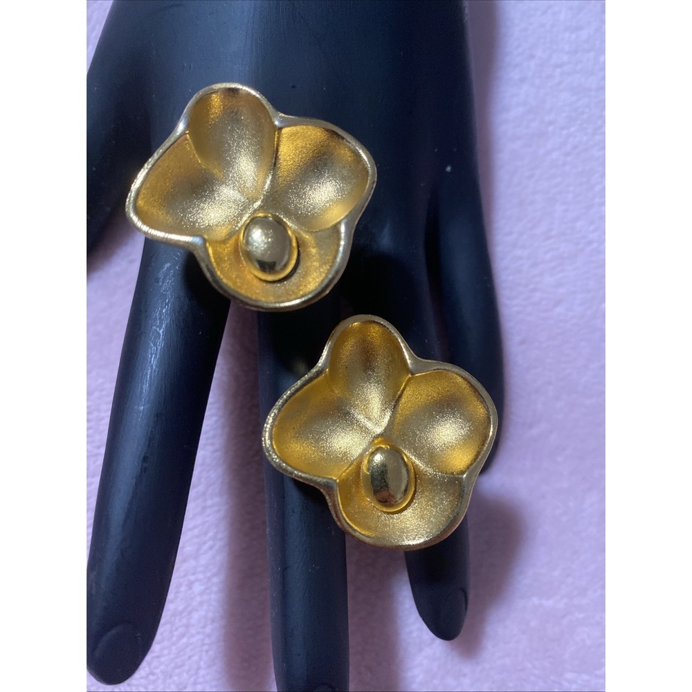 VINTAGE SIGNED OSCAR DE LA RENTA EARRINGS GOLD TONE STUD CLIP ON GOOD CONDITION
